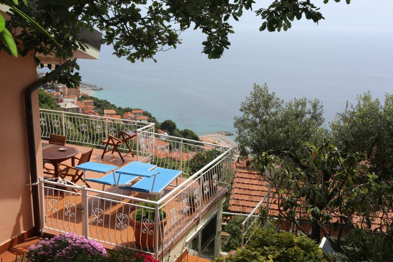 Villa Gio - Terrazza Nel Blu Bergeggi Bagian luar foto