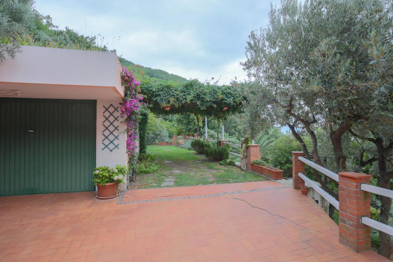 Villa Gio - Terrazza Nel Blu Bergeggi Bagian luar foto