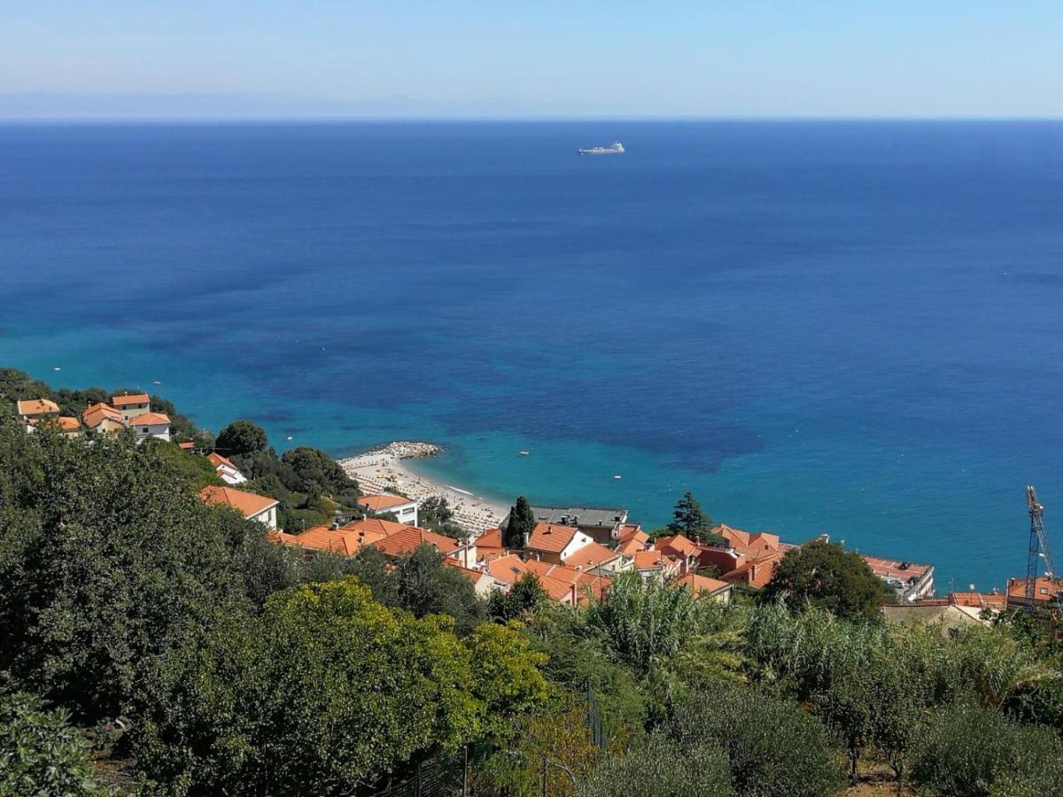 Villa Gio - Terrazza Nel Blu Bergeggi Bagian luar foto