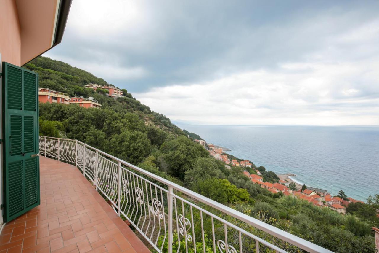 Villa Gio - Terrazza Nel Blu Bergeggi Bagian luar foto
